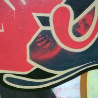 gata konst. abstrakt bakgrund bild av en fragment av en färgad graffiti målning i röd toner foto