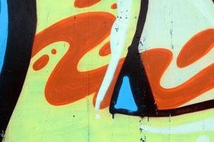 gata konst. abstrakt bakgrund bild av en fragment av en färgad graffiti målning i kaki grön och orange toner foto