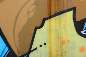 gata konst. abstrakt bakgrund bild av en fragment av en färgad graffiti målning i beige och orange toner foto