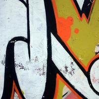 gata konst. abstrakt bakgrund bild av en fragment av en färgad graffiti målning i vit och orange toner foto