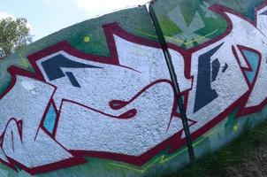 gata konst. abstrakt bakgrund bild av en full avslutad graffiti målning i krom fylla, grön bakgrund och röd konturer. fisköga Foto