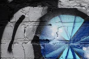 gata konst. abstrakt bakgrund bild av en fragment av en färgad graffiti målning i krom och blå toner foto
