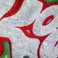 gata konst. abstrakt bakgrund bild av en fragment av en färgad graffiti målning i krom och röd toner foto