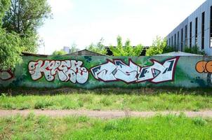 gata konst. abstrakt bakgrund bild av en full avslutad graffiti målning i krom fylla, grön bakgrund och röd konturer foto