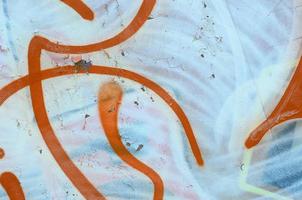 gata konst. abstrakt bakgrund bild av en fragment av en färgad graffiti målning i vit och orange toner foto