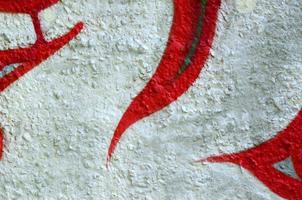gata konst. abstrakt bakgrund bild av en fragment av en färgad graffiti målning i krom och röd toner foto