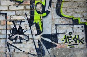 textur av en fragment av de vägg med graffiti målning, som är avbildad på Det. ett bild av en bit av graffiti teckning som en Foto på gata konst och graffiti kultur ämnen