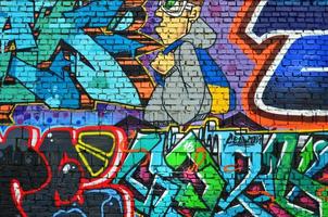detaljerad bild av Färg graffiti teckning. bakgrund gata konst bakgrund med en målad karaktär. del av de färgrik mästerverk förbi de professionell graffiti artister foto