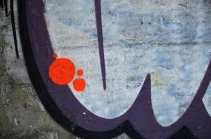 stänga upp se av graffiti teckning detaljer. bakgrund bild på de tema av gata konst och vandalism. textur av de vägg, målad med aerosol målarfärger foto