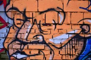 detaljerad bild av Färg graffiti teckning. bakgrund gata konst bakgrund med en målad karaktär. del av de färgrik mästerverk förbi de professionell graffiti artister foto