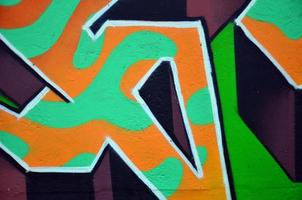skön gata konst graffiti. abstrakt Färg kreativ teckning mode färger på de väggar av de stad. urban samtida kultur. titel måla på väggar. kultur ungdom protest foto