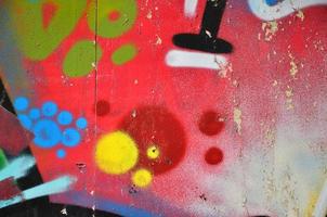 gata konst. färgrik graffiti på de vägg. fragment för bakgrund. abstrakt detalj av en graffiti foto