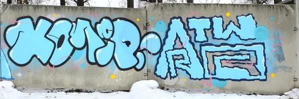 fragment av färgad gata konst graffiti målningar med konturer och skuggning stänga upp foto