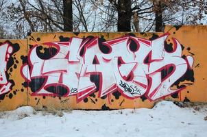 fragment av färgad gata konst graffiti målningar med konturer och skuggning stänga upp foto