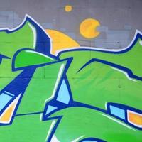 fragment av färgad gata konst graffiti målningar med konturer och skuggning stänga upp foto