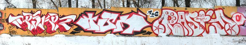 fragment av färgad gata konst graffiti målningar med konturer och skuggning stänga upp foto