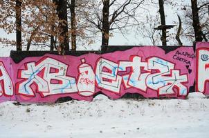 fragment av färgad gata konst graffiti målningar med konturer och skuggning stänga upp foto