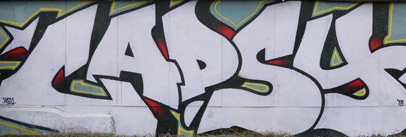 fragment av färgad gata konst graffiti målningar med konturer och skuggning stänga upp foto