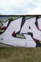 fragment av färgad gata konst graffiti målningar med konturer och skuggning stänga upp foto