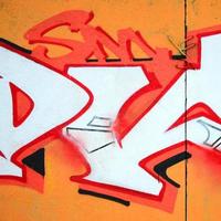 fragment av färgad gata konst graffiti målningar med konturer och skuggning stänga upp foto