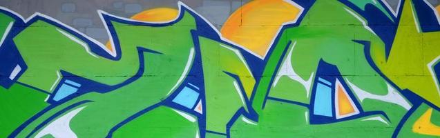 fragment av färgad gata konst graffiti målningar med konturer och skuggning stänga upp foto