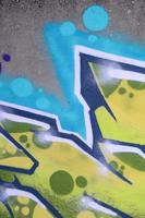 fragment av färgad gata konst graffiti målningar med konturer och skuggning stänga upp foto