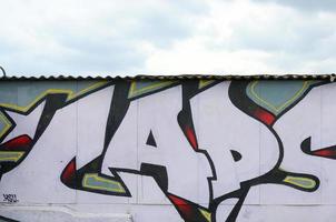 fragment av färgad gata konst graffiti målningar med konturer och skuggning stänga upp foto