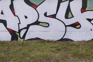 fragment av färgad gata konst graffiti målningar med konturer och skuggning stänga upp foto