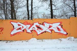 fragment av färgad gata konst graffiti målningar med konturer och skuggning stänga upp foto