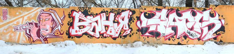 fragment av färgad gata konst graffiti målningar med konturer och skuggning stänga upp foto