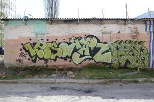 fragment av färgad gata konst graffiti målningar med konturer och skuggning stänga upp foto