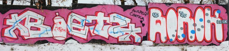 fragment av färgad gata konst graffiti målningar med konturer och skuggning stänga upp foto