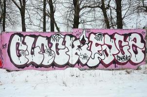 fragment av färgad gata konst graffiti målningar med konturer och skuggning stänga upp foto