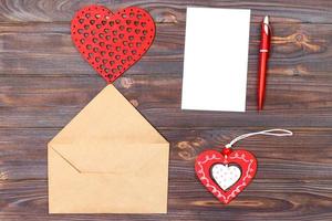 platt lägga. topp se. kärlek brev på helgon valentines dag. handgjort vykort med röd hjärta formad figur. valentine dag begrepp med copy foto