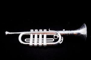 silver- trumpet på svart bakgrund foto