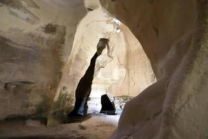 grotta i de krita klippor i sydlig israel. foto