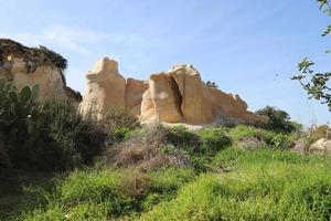 grotta i de krita klippor i sydlig israel. foto