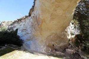 grotta i de krita klippor i sydlig israel. foto