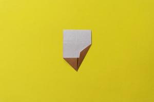 steg förbi steg Foto instruktion på vilket sätt till göra origami liten is grädde. enkel diy med barn barns begrepp. collage av de steg Foto.