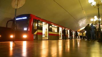 tbilisi, georgien, 2021 - delnisi offentlig underjordisk tåg station med passagerare och tåg stående. tbilisi offentlig transport, georgien foto