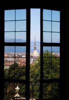 turin - Italien - urban horisont med mol antonelliana byggnad, blå himmel och alps berg. foto
