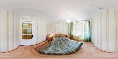 sömlös 360 panorama i interiör av sovrum av billig vandrarhem, platt eller lägenheter med stolar och tabell i likriktad utsprång med zenit och nadir. vr ar innehåll foto