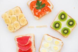 ljus blanda smörgåsar för frukost, Bra morgon- inskrift foto