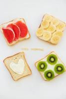 ljus blanda smörgåsar för frukost, Bra morgon- inskrift foto