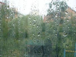 regnig dagar regn droppar på de fönster yta foto