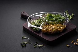 en uppsättning eller blanda av ärta, senap och grodd mung böna mikrogrönsaker i en portionerad plast låda foto