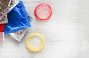 kondom förhindra graviditet preventivmedel valentines säker sex begrepp foto