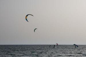 vindsurfing, kitesurfing, vatten och vind sporter driven förbi segel eller drakar foto