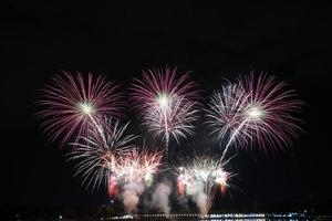 abstrakt färgad fyrverkeri ny år festival natt himmel bakgrund. foto