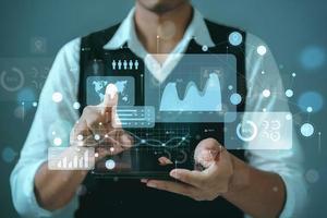 företag intelligens och stor data analys teknologi med Diagram och Graf ikoner på en digital skärm gränssnitt. innovation i statistik och analyser. insikter och förutsägelser. foto